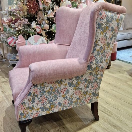 Queen Anne Fully Customizable chair ( view instore )
